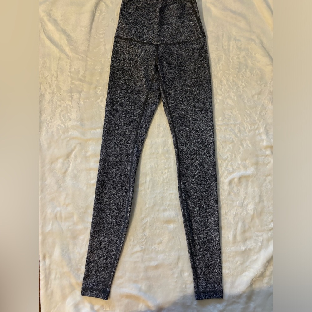 Lululemon Black and white speckled wide waist Size 4 Full length Good Condition